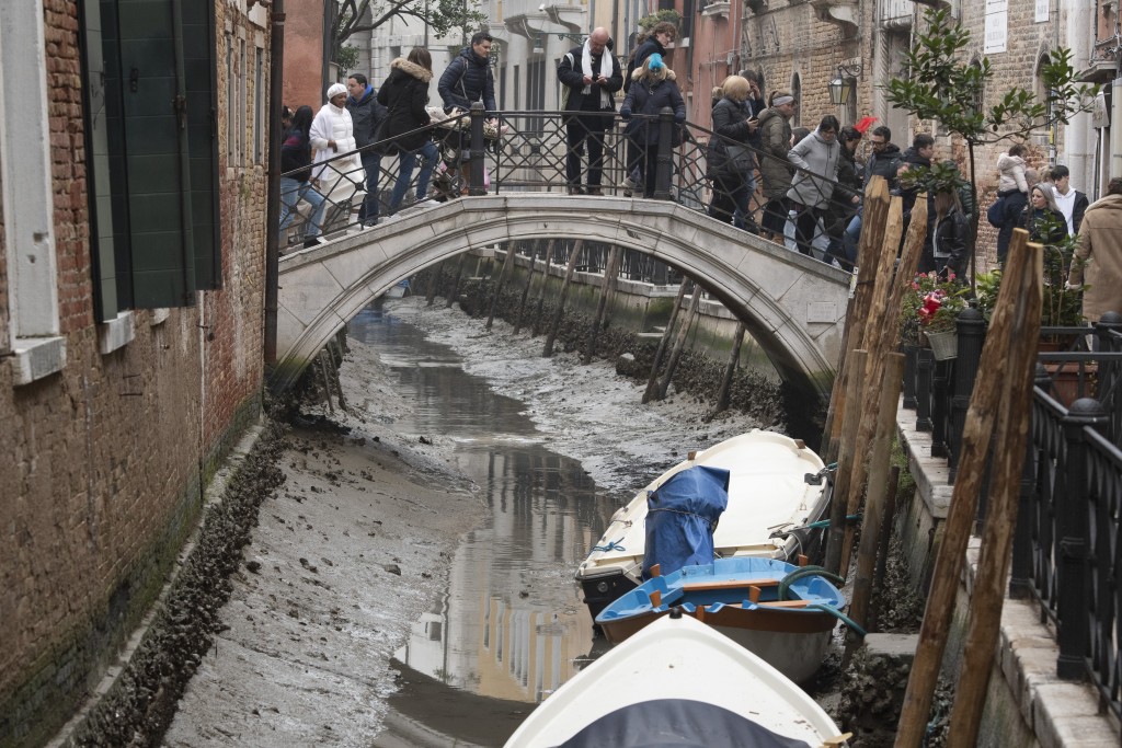 意大利威尼斯运河乾涸，导致「贡多拉」小船搁浅。AP