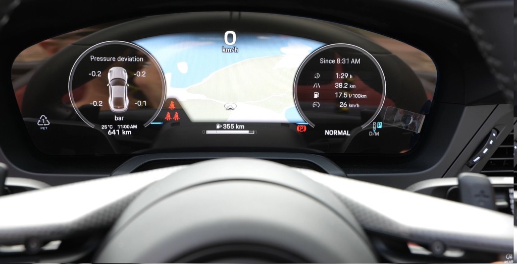 2025年版保時捷Porsche 911 Carrera Cabriolet (992.2)改用12.6吋弧形全數碼儀錶板,提供不同顯示模式。