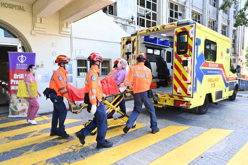 各部門人員協助病人轉移至其他醫院。