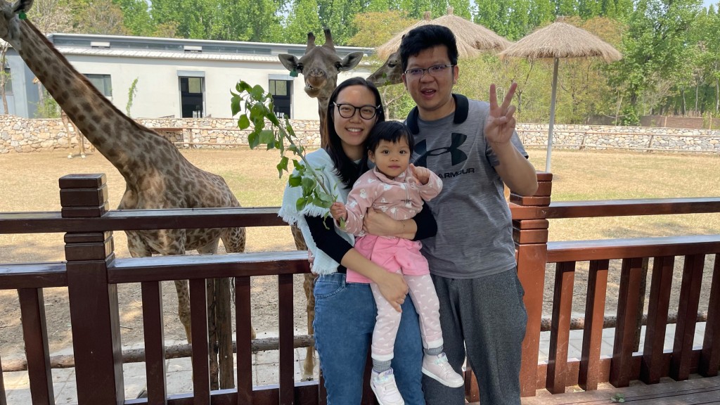 Samantha（左）相信孩子的好奇心與生俱來，她認為後天培養上，家長善用外在環境能滿足孩子的好奇心，令他們主動探索更多。