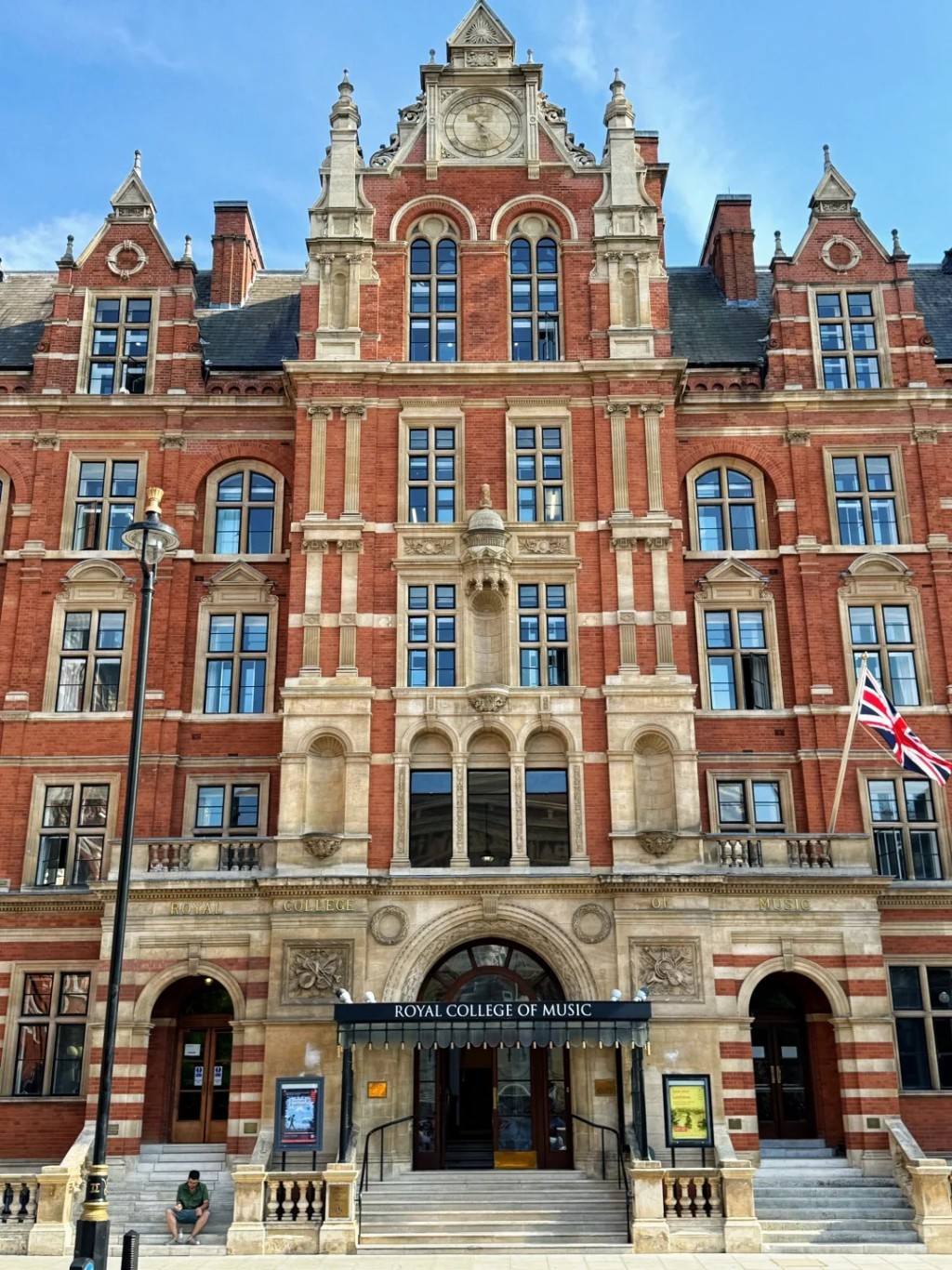 英国皇家音乐学院(Royal Academy of Music)于1822年创立,是英国最古老的音乐学院,也是全球顶尖的音乐学府之一。 英国皇家音乐学院(Royal Academy of Music)于1822年创立,是英国最古老的音乐学院,也是全球顶尖的音乐学府之一。