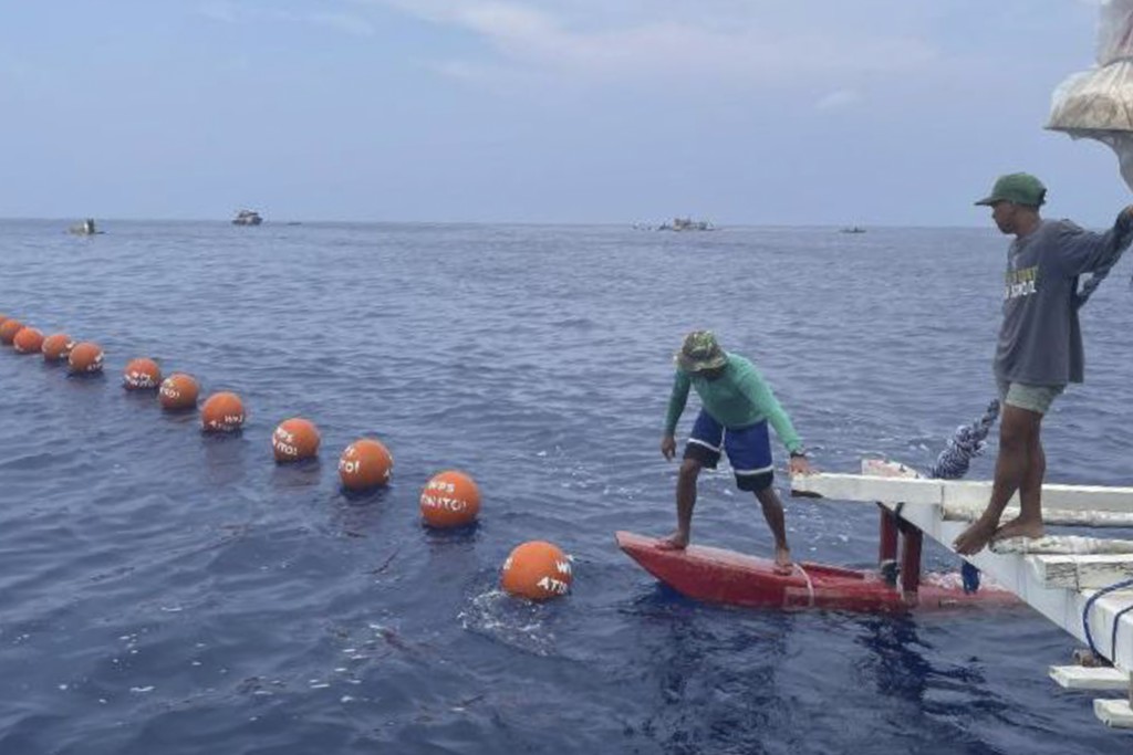 菲律宾「平民」在黄岩岛附近水域放浮标。 美联社