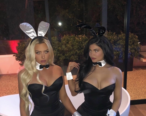 Kylie Jenner（右）開萬聖節派對。與友人扮兔女郎。
