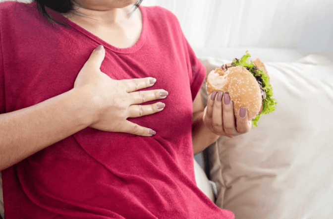 百萬粉絲網紅卡蘿因食東西時噎住窒息而死。示意圖 Shutterstock 