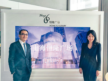 彭兆輝(左)指,集團現時在內地九個城市共有11個項目,上海恒隆廣場近兩年銷售額連續保持兩位數增長。