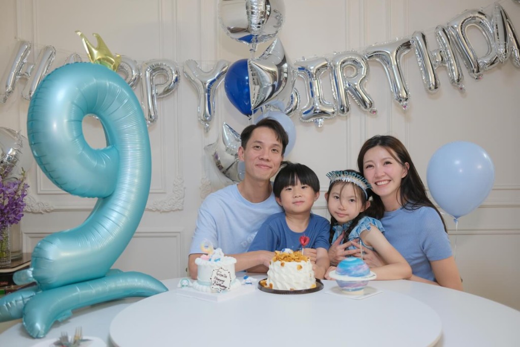 吳若希一家四口賀囡囡生日。 吳若希一家四口賀囡囡生日。