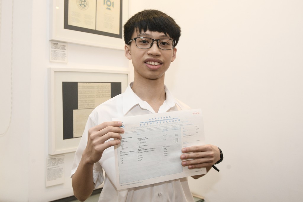 聖保羅男女中學狀元莊以臨。 聖保羅男女中學狀元莊以臨。