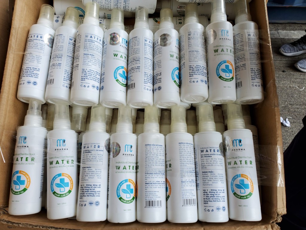 犯人以杯麵、口罩、消毒用品作掩蓋，放上層，而底層則放置私煙。梁國峰攝
