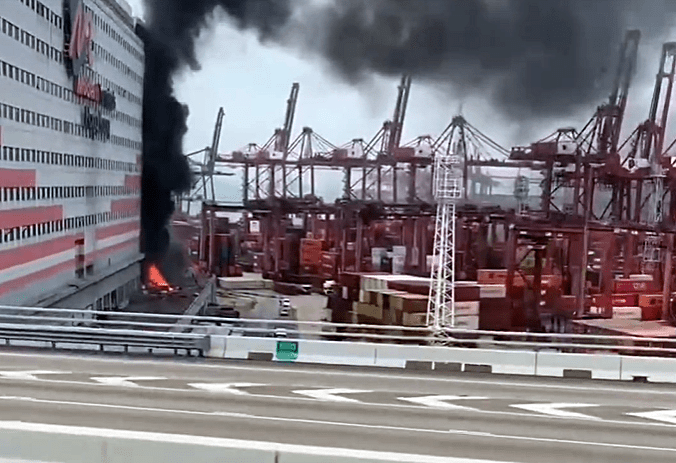 火警發生於葵涌一號貨櫃碼頭大樓平台位置。fb：荃葵青交通