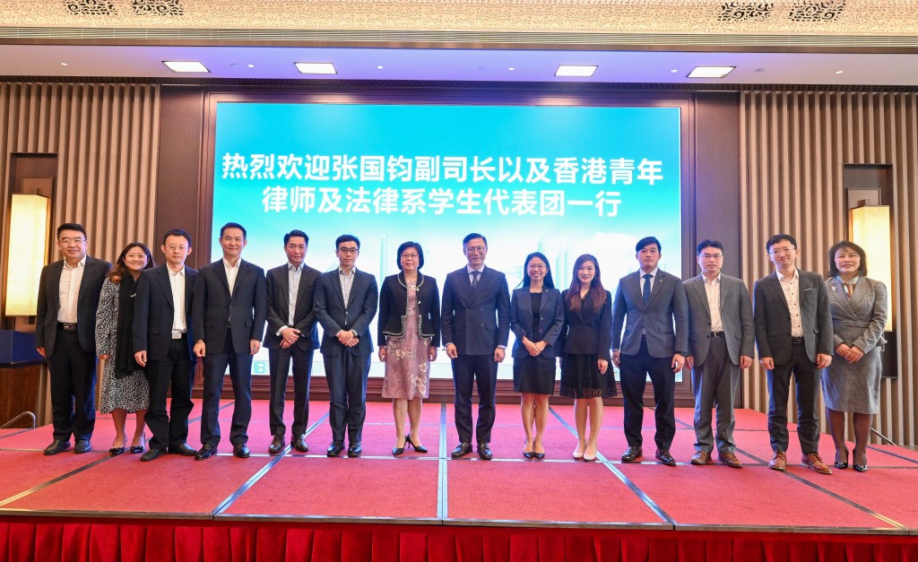 張國鈞（右七）、深圳市司法局局長蔣小文（左七）和司法局領導及兩個法律專業團體代表於會面後合照。