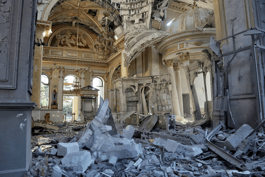 教堂的桩及地基都被摧毁，窗户被炸毁。路透社