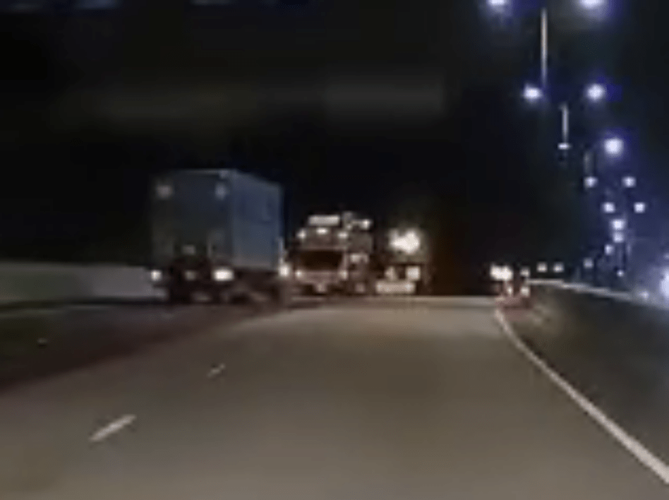 巴士沿慢線直撞箭嘴車。FB：馬路的事討論區