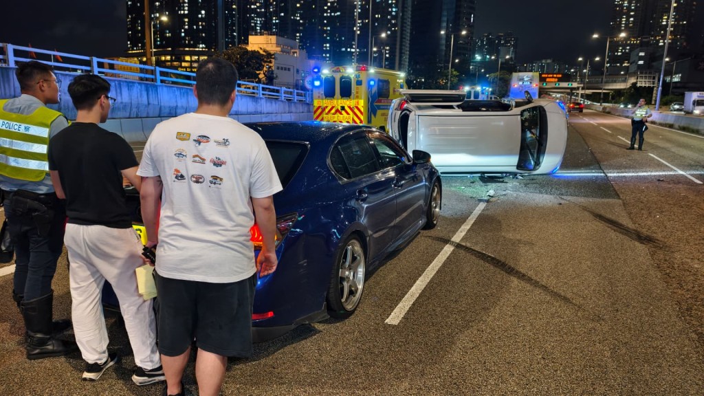 西九龍公路發生3車串燒意外,涉及兩輛私家車及一輛九巴。黃文威攝 西九龍公路發生3車串燒意外,涉及兩輛私家車及一輛九巴。黃文威攝