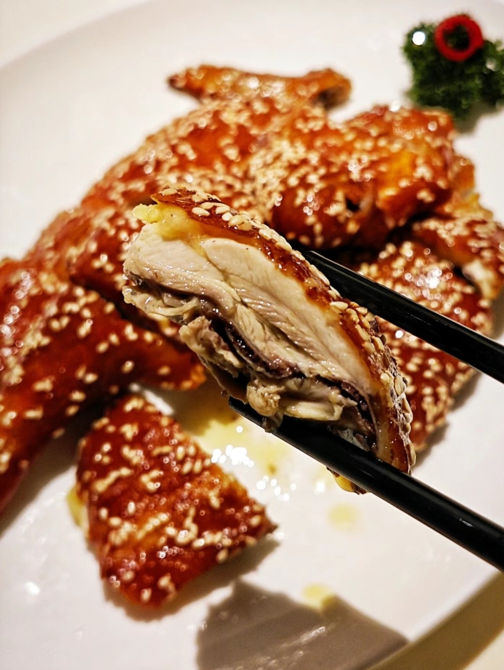 廣州米芝蓮一星餐廳推介2024｜7. 利苑 麻香脆皮燒雞￥145半隻。（圖片來源：小紅書＠CiCi TV）
