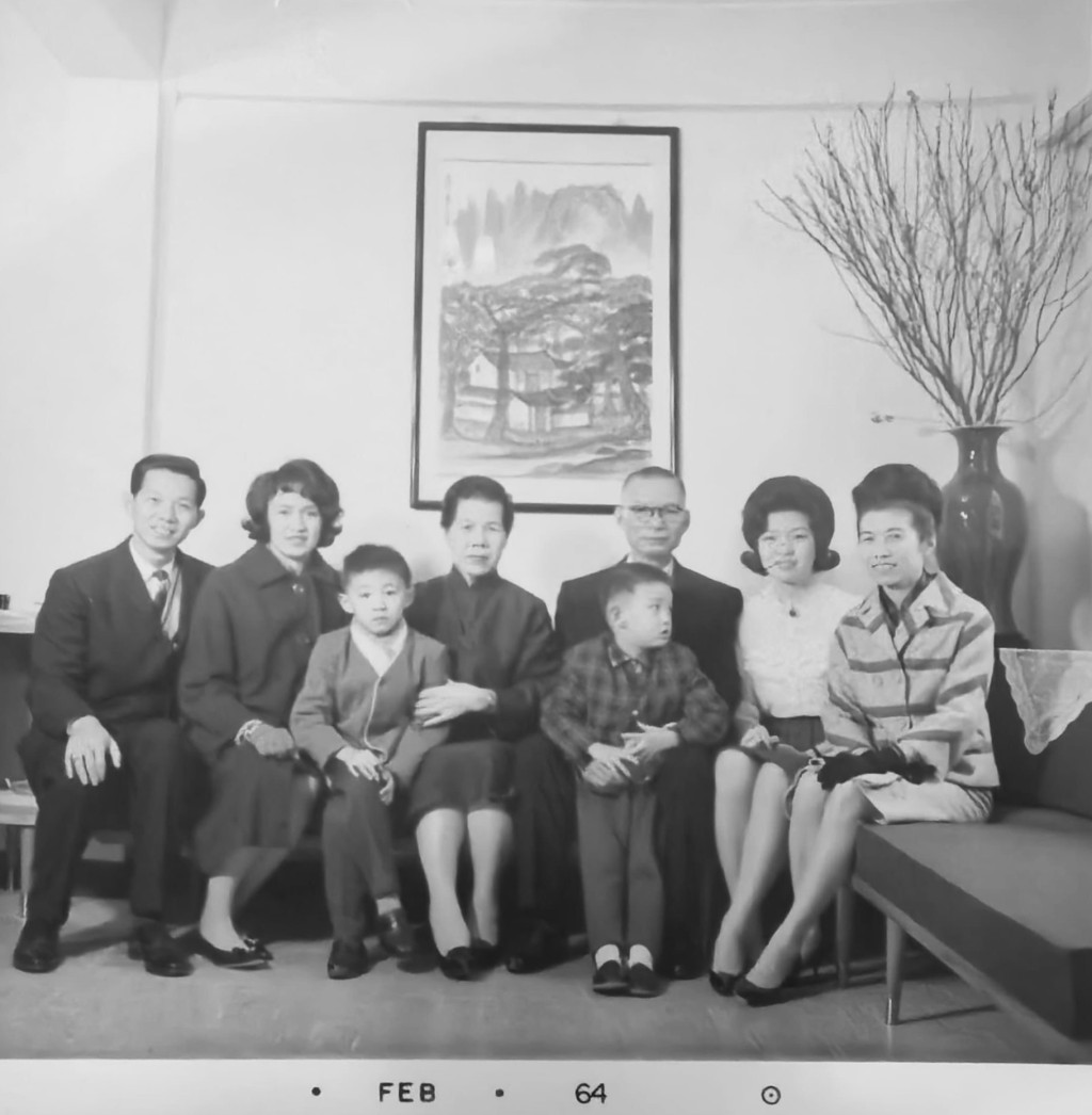 李靄門先生一家1964年2月合影,背景即本幅《幽居圖》。 李靄門先生一家1964年2月合影,背景即本幅《幽居圖》。