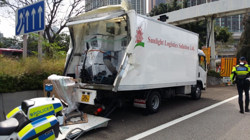 被撞貨車。