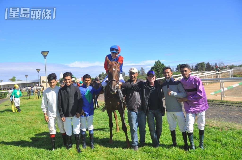 李国铭曾在摩洛哥策骑父亲李格力 (右三) 训练的赛驹胜出。 李国铭曾在摩洛哥策骑父亲李格力 (右三) 训练的赛驹胜出。