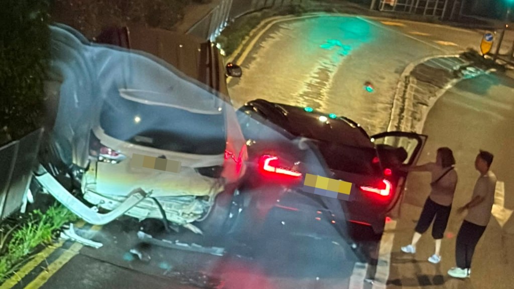 白色SUV直撞路邊欄杆剷起,車頭車尾損毀。FB:Ka Lam Hung@沙田之友 白色SUV直撞路邊欄杆剷起,車頭車尾損毀。FB:Ka Lam Hung@沙田之友