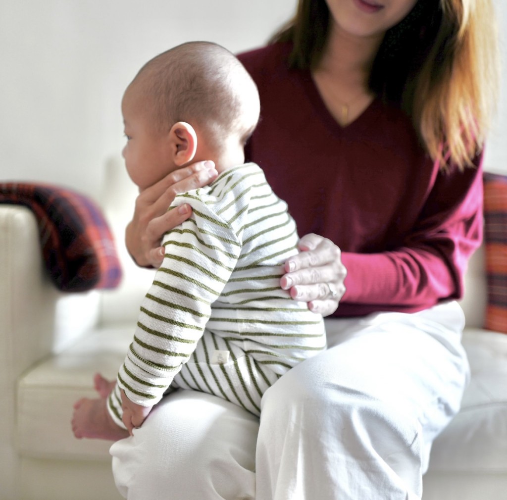 不論是用奶樽或埋身母乳餵哺均需要為寶寶進行「掃風」。 不論是用奶樽或埋身母乳餵哺均需要為寶寶進行「掃風」。
