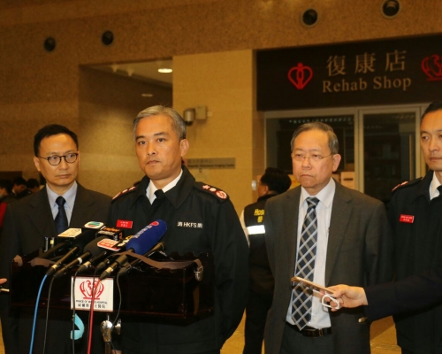 保安局局長黎棟國、消防處長李建日以及，公務員事務局局長張雲正到醫院了解情況。徐裕民攝