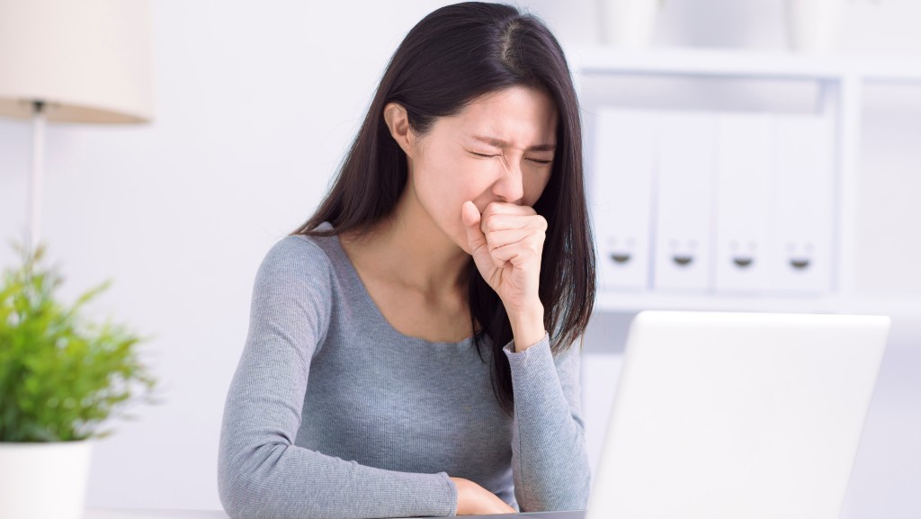 久咳不停應服藥？醫生警告亂服藥恐致肺炎 拆解服止咳藥時機