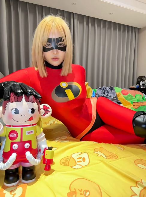 「口子姐」創業破產後改走性感路線，加入成人收費平台。抖音