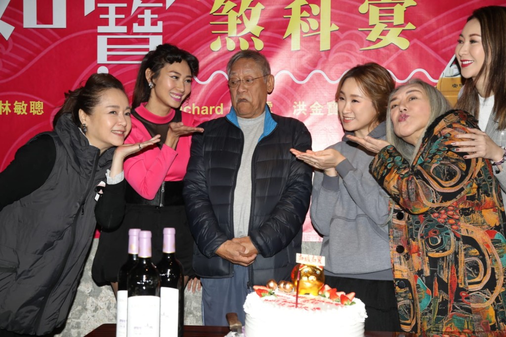 劇組為吳耀漢慶生。