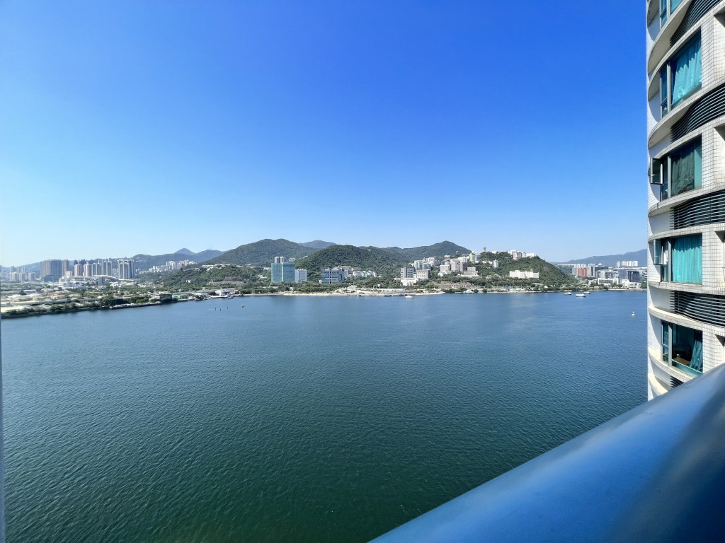 露台外望为沙田海，可远望香港中文大学景致。