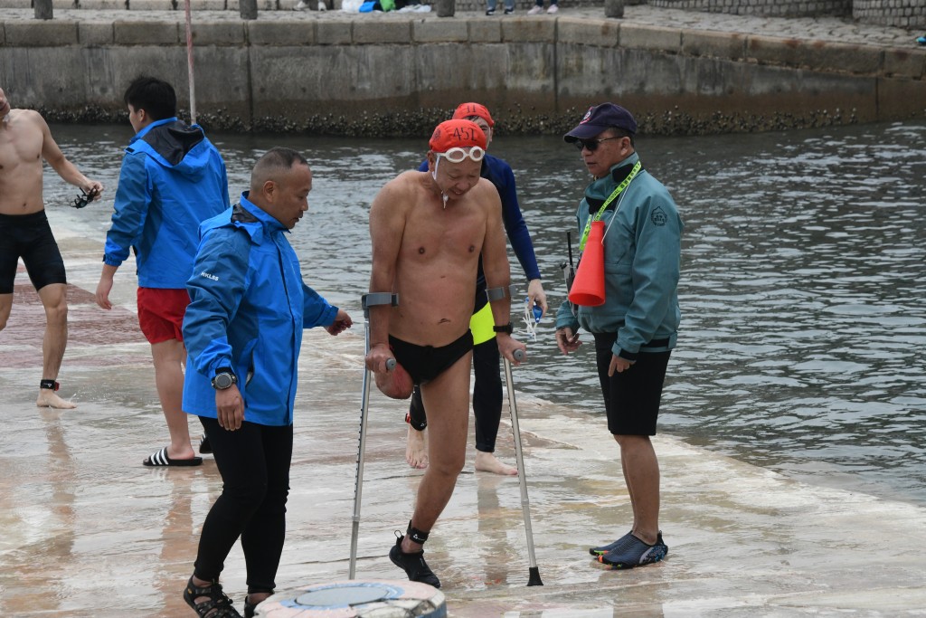 66歲湯先生多年前因骨癌截去右腳，但無減對游泳的熱情，康復後繼續成為元旦冬泳常客。