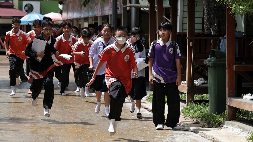 泰國發生校園槍擊案，學生奔逃疏散。  路透社