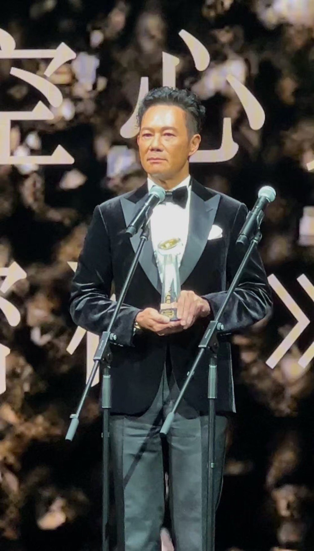 張兆輝在台上多謝家人支持。