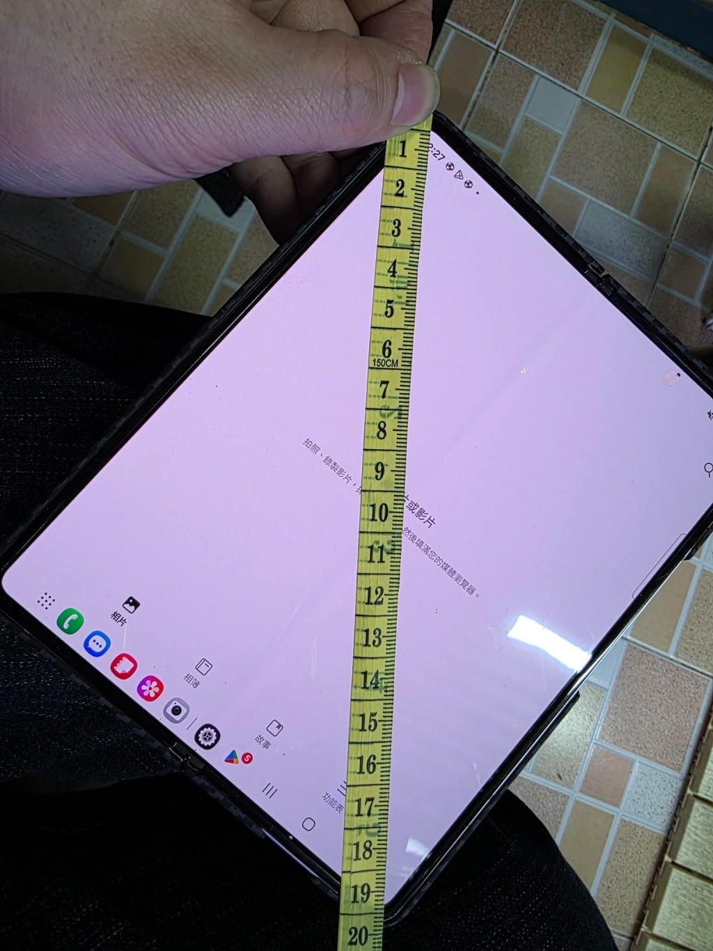 有司機上載最新型號的Fold 7，由於新機屏幕較大，則量得約19.8厘米，超出規定所限。FB@的士司機資訊網