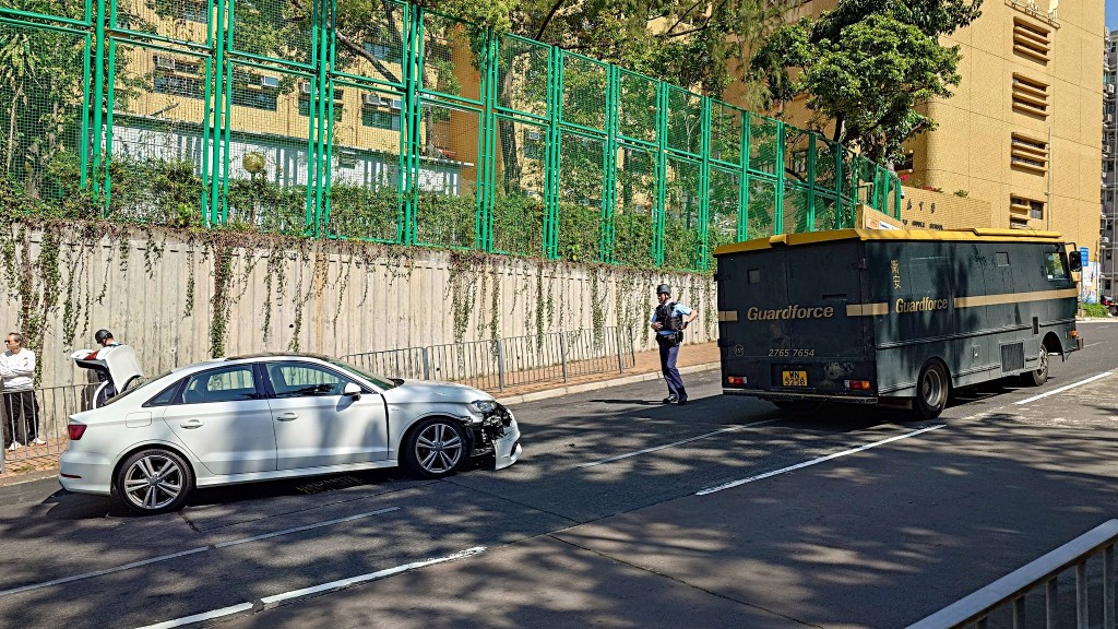 私家車與押款車相撞。fb：車cam L（香港群組）