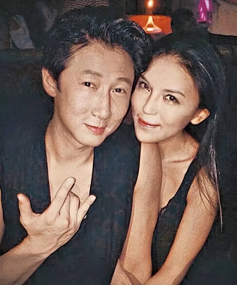 洪天明於2014年跟內地模特兒杜顏嘉在夜店親密合照，因而傳出緋聞，不過其太太周家蔚表示信任老公。