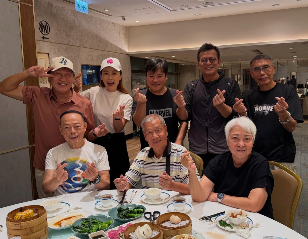劉江和蓄短白髮的太太好有夫妻相。