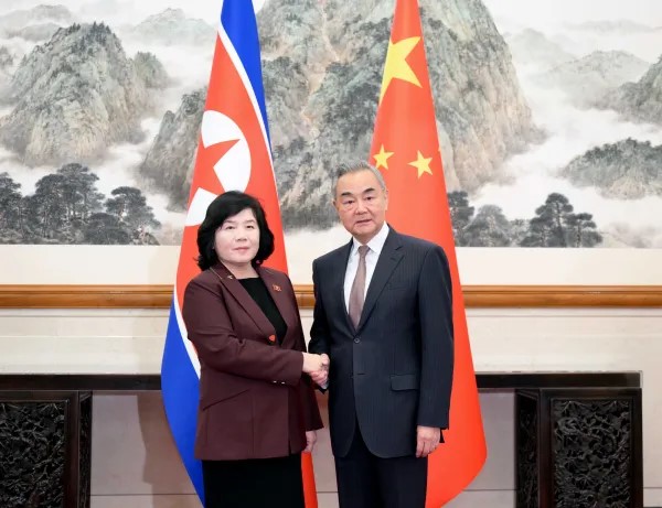 王毅在北京同北韓外相崔善姬舉行會談。新華社 王毅在北京同北韓外相崔善姬舉行會談。新華社