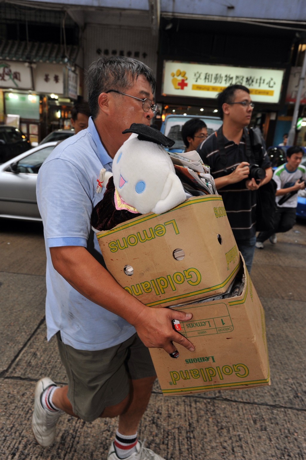 簡福駒處理家人遺物。資料圖片