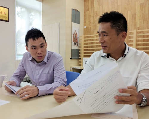 徐曉琦(右)認為2(a)題要求考生描述閱讀資料所示數據的兩個趨勢,是全卷最難題目。