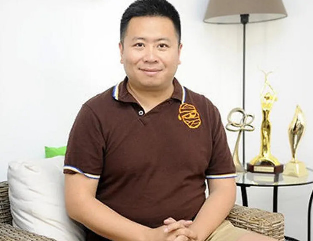 翻查iPad中的「葬父」相片,應為中國內地男導演、編劇、監製、製片人徐紀周。(網相)
