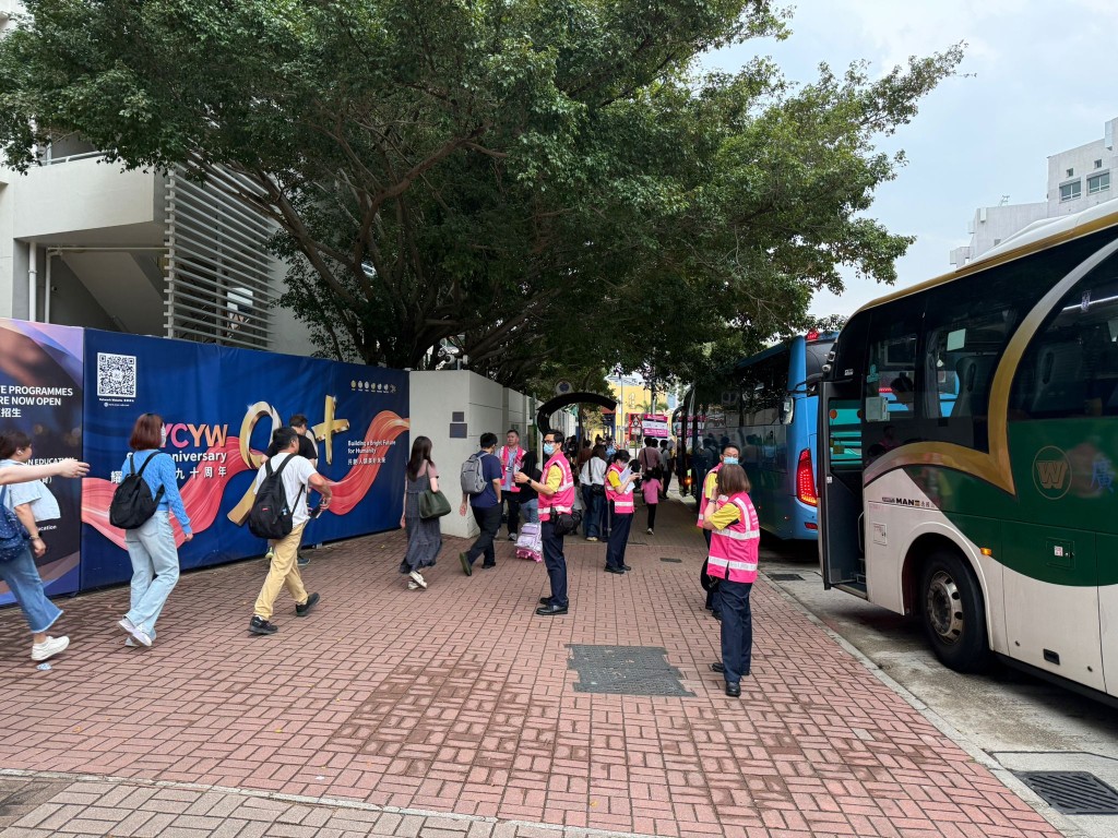 港鐵安排免費接駁巴士來往大圍及九龍塘。港鐵圖片