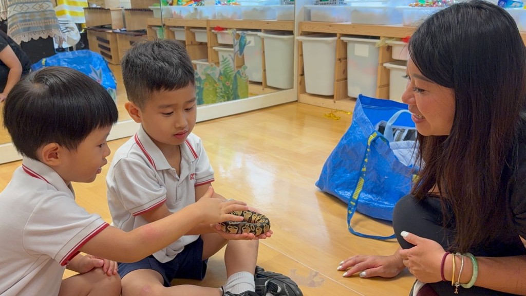 學生大使們在與動物的互動中,傳遞愛與責任。 學生大使們在與動物的互動中,傳遞愛與責任。