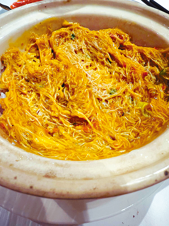 令人一啖入魂的砂鍋蟹粉伴飯。