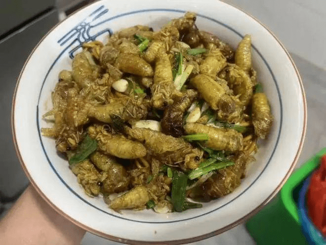 油炸金蟬外酥裡嫩。 油炸金蟬外酥裡嫩。