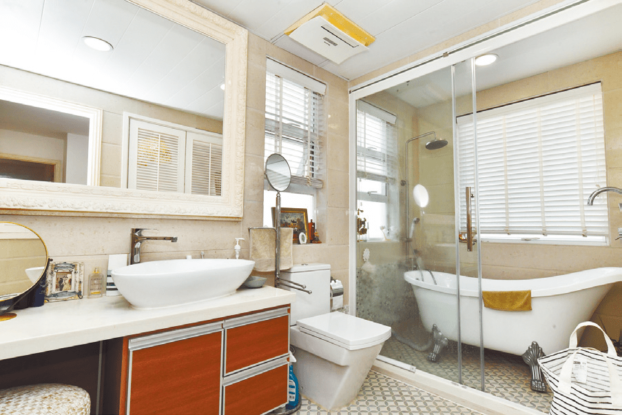 浴室光洁明亮，洁具齐全。