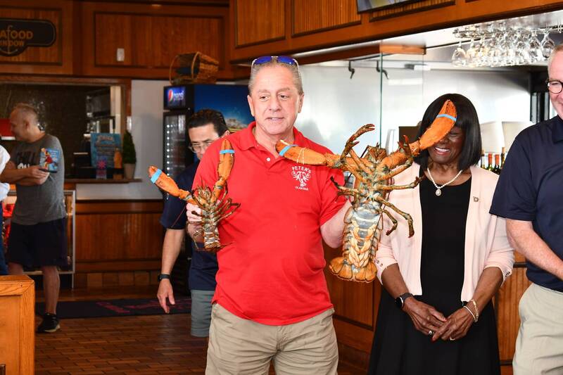 紐約州長島海鮮餐廳放生110歲大龍蝦。Peter's Clam Bar FB