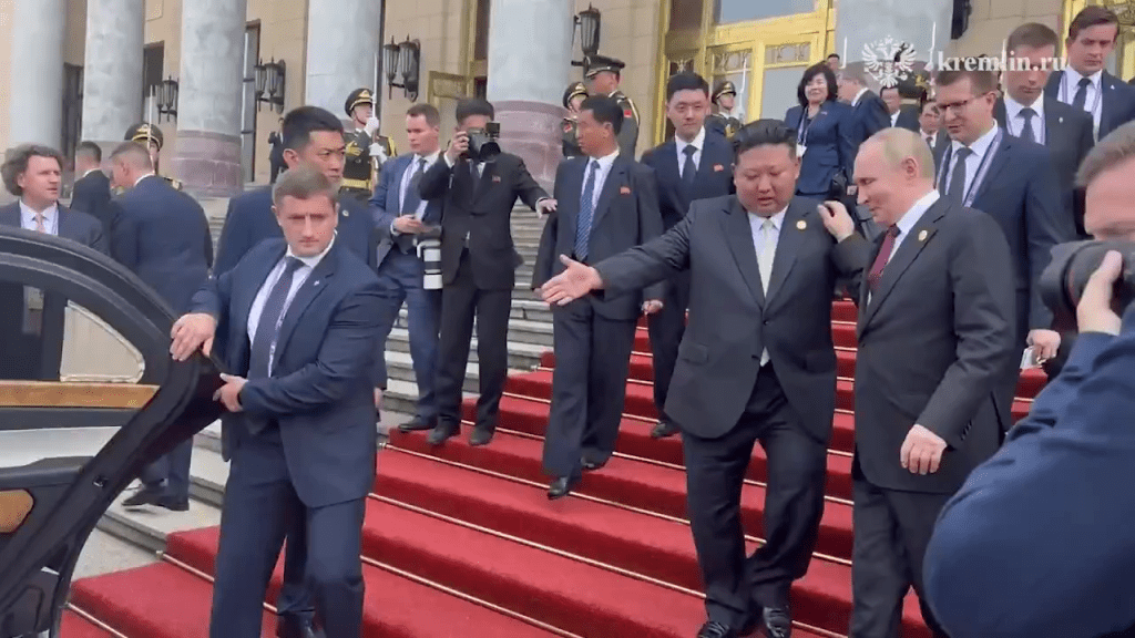 普京與金正恩登上普京的座駕，前往釣魚台國賓館舉行雙邊會談。 克宮