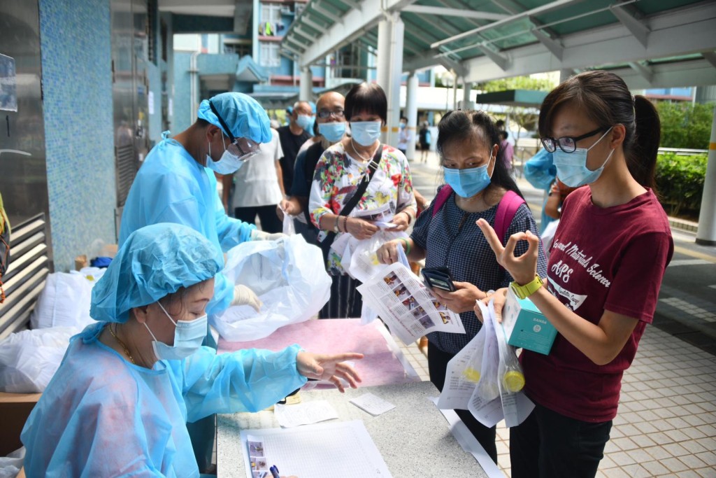 政府第二天员到慈正邨收样本测试。
