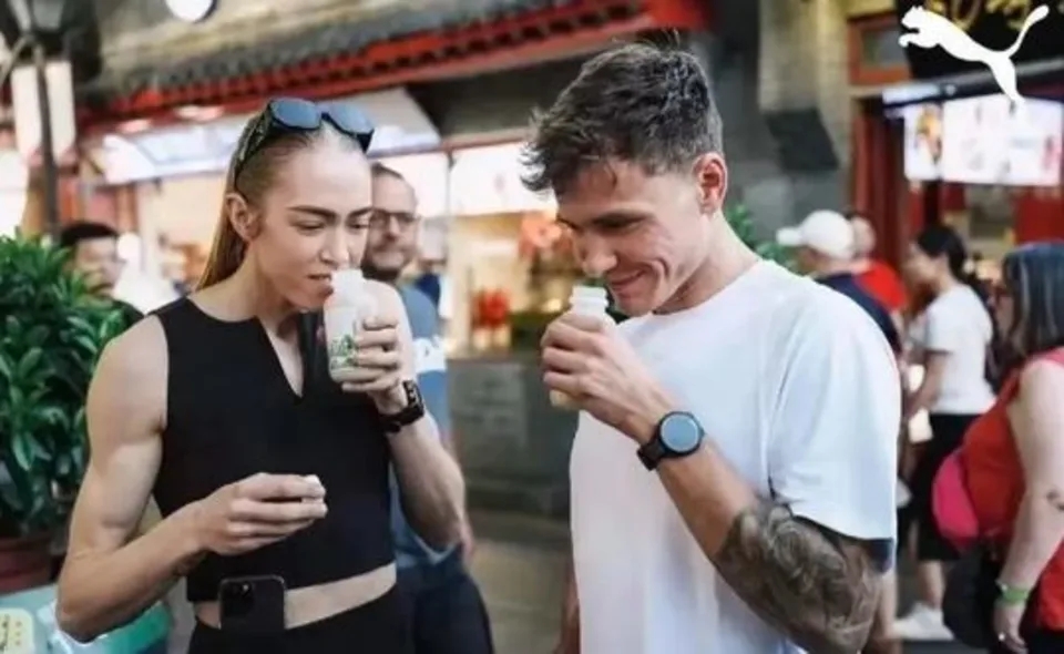 澳女选手HYROX赛前传喝北京豆汁。 微博