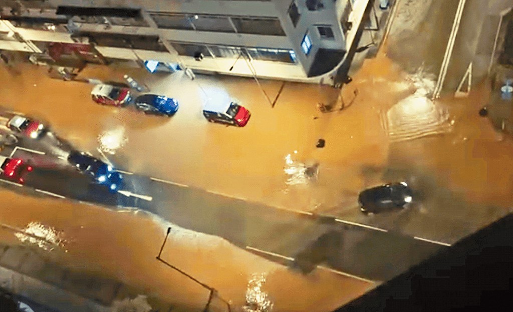 土瓜灣發生食水管爆裂，多條街道變成澤國。