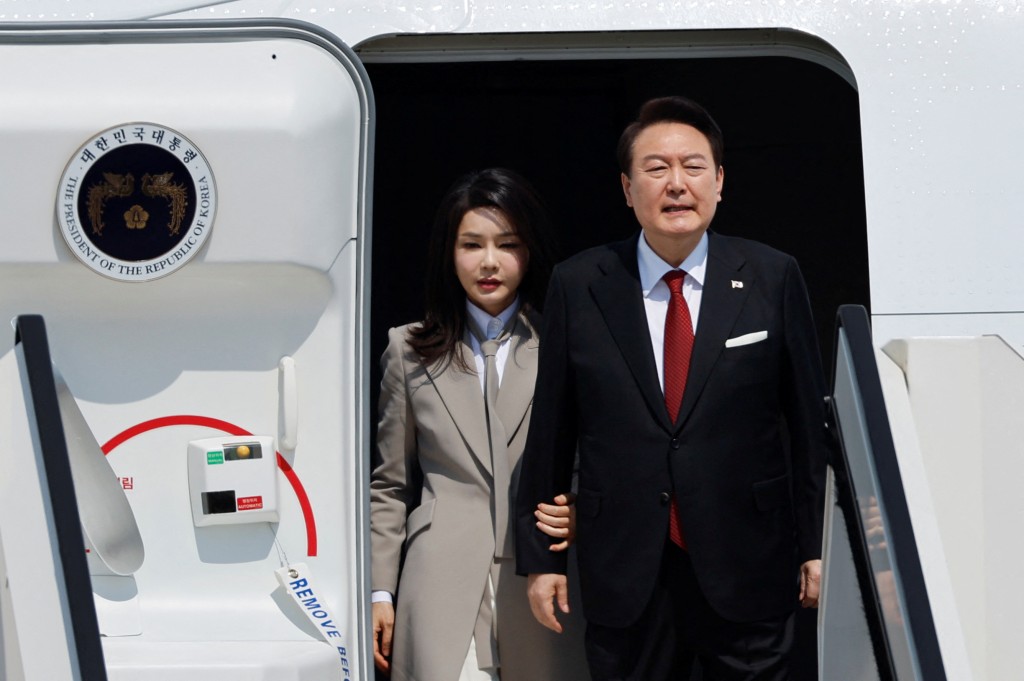 尹锡悦与夫人抵达东京国际机场。路透社
